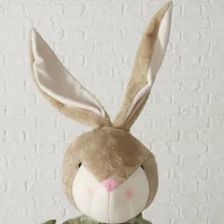 Figurine lièvre XXL assis sur un rebord avec carotte MIMI